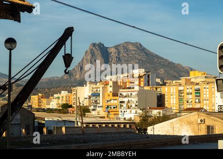 Puig campana dalla stazione ferroviaria di vila jolosa. Foto Stock