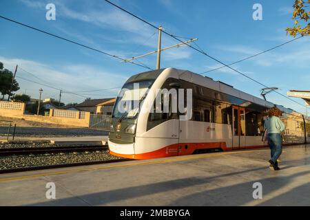 TRAM elettrico metropolitano di Alicante alla piattaforma Villajoyosa Foto Stock