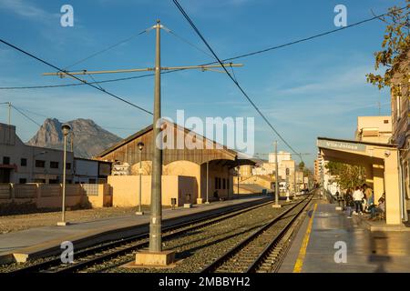 vila Jolosa stazione ferroviaria con Puig campana sullo sfondo. Foto Stock