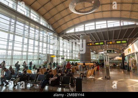 L'aeroporto di Alicante, noto anche come aeroporto di Alicante-Elche, è attualmente il quinto aeroporto più grande della Spagna Foto Stock