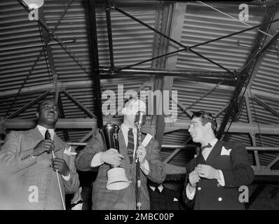 Ritratto di Jimmie Launceford, William P. Gottlieb, e gene Krupa, Washington, D.C., ca. 1940. Foto Stock