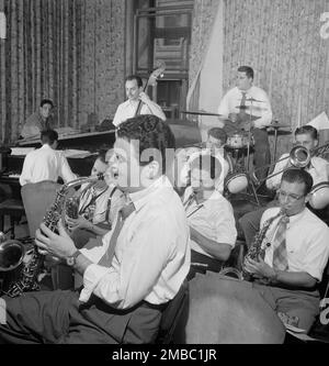 Ritratto di Serge Chaloff, Georgie Auld, Red Rodney, e Tiny Kahn, New York, N.Y., ca. Agosto 1947. Foto Stock