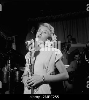 Ritratto di June Christy e Red Rodney, Club Troubadour, New York, N.Y., ca. Settembre 1947. Foto Stock