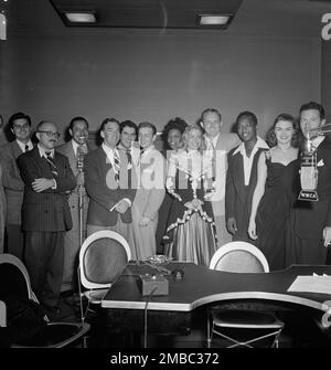 Ritratto di Johnny Desmond, Martin Block, Cab Calloway, Georgie Auld, Mel torm&#xda;, Mary Lou Williams, Tommy Dorsey, Josh White, Beryl Davis e Ray McKinley, WMCA, New York, N.Y., ca. Ottobre 1947. Foto Stock