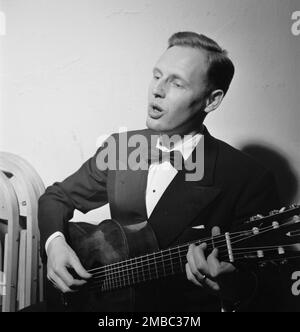 Ritratto di Richard Dyer-Bennet, Village Vanguard(?), New York, N.Y., ca. Marzo 1947. Foto Stock