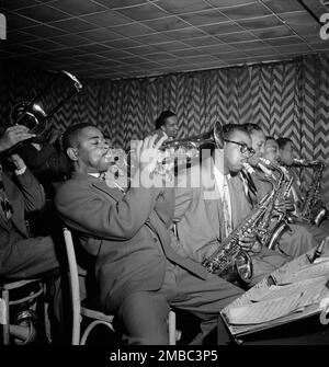 Ritratto di Dizzy Gillespie, James Moody, e Howard Johnson, Downbeat, New York, N.Y., ca. Agosto 1947. Foto Stock