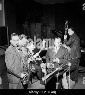 Ritratto d'Arte Drelinger, Billy Butterfield, Bunny Shawker, Stan Freeman, Toots Mondello, E Bob Haggart, Columbia studio, New York, N.Y., ca. Marzo 1947. Foto Stock