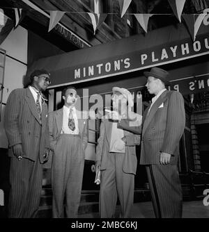 Ritratto di Thelonious Monk, Howard McGhee, Roy Eldridge e Teddy Hill, Minton's Playhouse, New York, N.Y., ca. Settembre 1947. Foto Stock