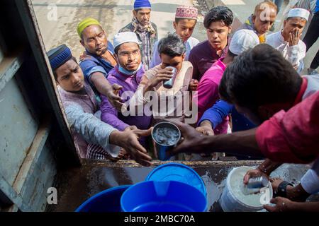 Dhaka, Bangladesh. 20th Jan, 2023. Molte organizzazioni stanno fornendo acqua potabile pura e cure mediche gratuite per i devoti che frequentano il Bishwa Ijtema. Migliaia di devoti hanno partecipato alla più grande congregazione. A partire da venerdì hanno partecipato anche 6.200 pellegrini stranieri provenienti da 65 paesi. Questa preghiera è iniziata alle 1:35 del primo giorno della seconda fase di Bishwa Ijtema. (Foto di Rayhan Ahmed/Pacific Press) Credit: Pacific Press Media Production Corp./Alamy Live News Foto Stock