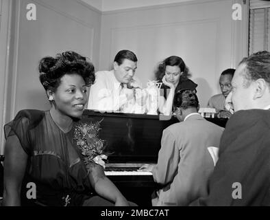 Ritratto di Mary Lou Williams, Jack Teagarden, Dixie Bailey, Hank Jones, Tadd Dameron, E Milt Orent, l'appartamento di Mary Lou Williams, New York, N.Y., ca. Agosto 1947. Foto Stock