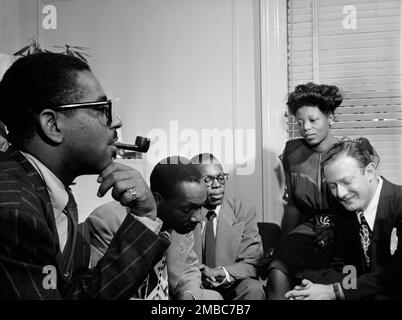 Ritratto di Dizzy Gillespie, Tadd Dameron, Hank Jones, Mary Lou Williams, e Milt Orent, L'appartamento di Mary Lou Williams, New York, N.Y., ca. Agosto 1947. Foto Stock