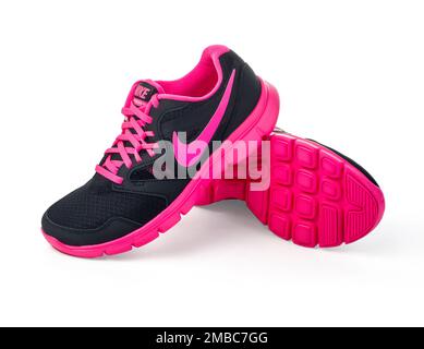 Chisinau, Moldova - 27 maggio 2015: Nike Lady's - scarpe da running - sneakers - sneakers, in grigio e rosa, con il logo e la suola Nike Swoosh - Foto Stock