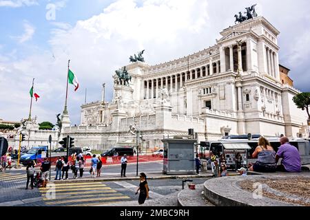 Roma, Italia - 10 giugno 2016: Strada trafficata piena di turisti dalla statua e dall'edificio della statua di Vittorio Emanuele. Foto Stock