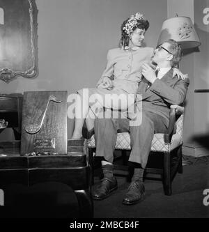 Ritratto di Melvin G. Powell e Martha Scott nella loro casa, Connecticut, ca. Maggio 1947. Foto Stock