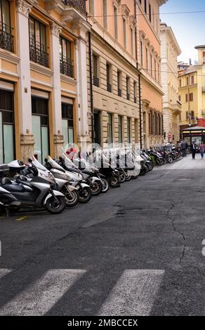 Roma, Italia - 10 giugno 2016: Numerosi scooter si sono allineati su una piccola strada a Roma Foto Stock