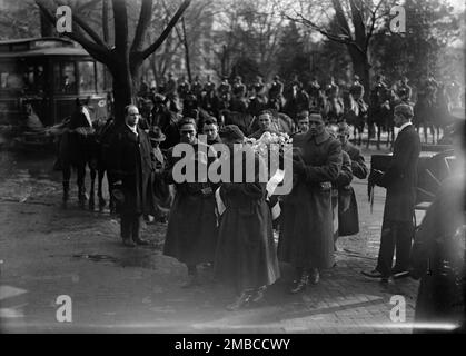 Funerale di Augusto Peabody Gardner, 1918. "Rep. Dal Massachusetts, 1902-1917. Col. AG. O, durante la guerra. Come maggiore nell'esercito'. Gardner morì di polmonite mentre era in servizio a Macon, Georgia. Fu sepolto nel cimitero nazionale di Arlington. Foto Stock