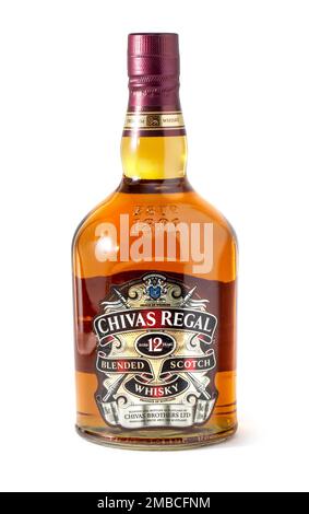 Anapa, Russia, 15 agosto 2018: Bottiglia di whisky misto Chivas Regal. whisky scotch di 12 anni. Prodotto in Scozia. Bottiglia di whisky isolato Foto Stock