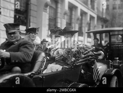 Jeannette Rankin, (a destra), 1917. Rep. Da Montana 1917-1919. Politico, rappresentante degli Stati Uniti e difensore dei diritti delle donne. Prima donna ad avere un ufficio federale negli Stati Uniti. Foto Stock