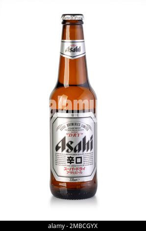 Chisinau, Moldova 27 settembre 2019: Bottiglia di Asahi Super Dry Beer su sfondo bianco, Asahi è la birra giapponese numero uno Foto Stock