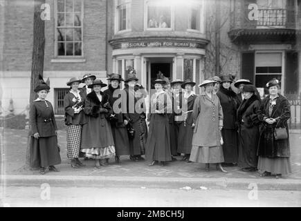 Suffragio femminile - Gruppo alla sede centrale, 1917. Foto Stock