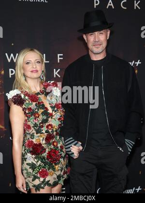 19 gennaio 2023, Los Angeles, California, USA: Sarah Michelle Gellar, Freddie Prinze Jr.. Los Angeles Premiere del ''Wolf Pack'' di Paramount+tenuto all'Harmony Gold. (Credit Image: © FS/AdMedia via ZUMA Press Wire) SOLO PER USO EDITORIALE! Non per USO commerciale! Foto Stock