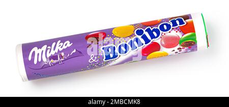 Anapa, Russia - Dicembre 10. 2022:, caramelle al cioccolato Bonibon Milka con classico disegno di colore lilla su tavola di legno bianco Foto Stock