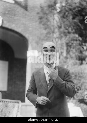 Persona che indossa una maschera realizzata da W.T. Benda, 1925 settembre 20. Foto Stock