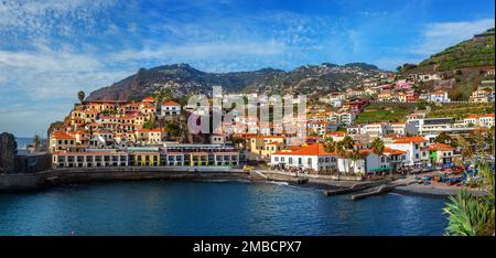 Funchal, Madeira - 27 dicembre 2019: Camara de Lobos, porto e villaggio di pescatori, isola di Madeira, Portogallo Foto Stock