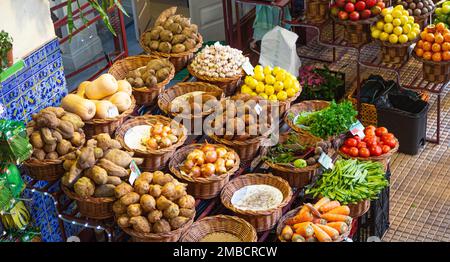 Funchal, Madeira - 27 dicembre 2019:: Persone sconosciute che fanno shopping al mercato di verdure del famoso Mercado dos Lavradores. Portogallo Foto Stock