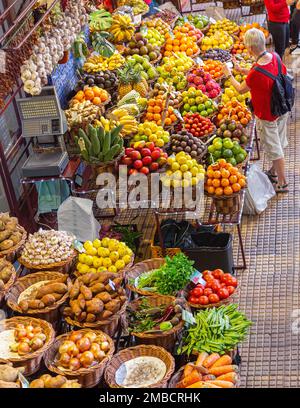 Funchal, Madeira - 27 dicembre 2019:: Persone sconosciute che fanno shopping al mercato di verdure del famoso Mercado dos Lavradores. Portogallo Foto Stock