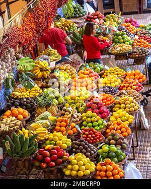 Funchal, Madeira - 27 dicembre 2019:: Persone sconosciute che fanno shopping al mercato di verdure del famoso Mercado dos Lavradores. Portogallo Foto Stock