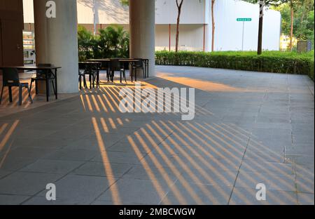 Luci e ombre. Luce astratta, ombra nera sovrapposta al piano di un edificio moderno. Foto Stock