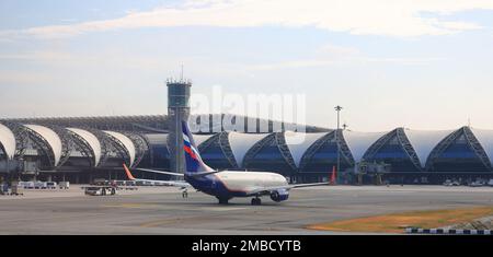 Suvarnabhumi International Airport, Airplane taxi in taxi dopo l'atterraggio, preparati a parcheggiare al cancello passeggeri. Foto Stock