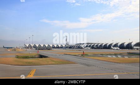 Vista sull'aeroporto internazionale di Suvarnabhumi, costruzione e taxi, percorso per il trasferimento di aerei da e per il cancello passeggeri. Foto Stock