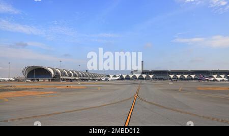 Vista sull'aeroporto internazionale di Suvarnabhumi, costruzione e taxi, percorso per il trasferimento di aerei da e per il cancello passeggeri. Foto Stock