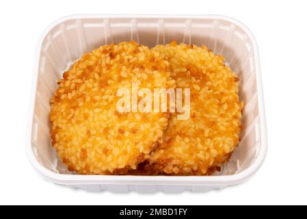 Hamburger impanati con filetto di pollo precotti in vassoio di plastica per la vendita al supermercato, isolato su bianco, percorso di ritaglio incluso Foto Stock