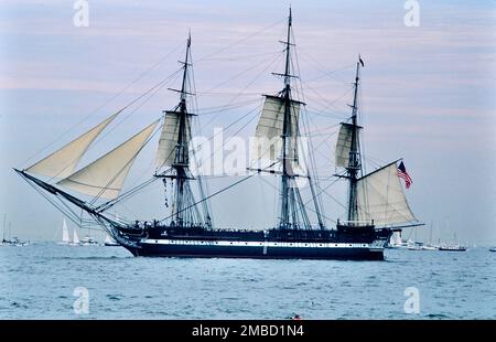 USS Constitution under Sail, Marblehead Harbor 1997. Foto Stock