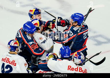 Mannheim, Germania. 20th Jan, 2023. Hockey su ghiaccio: DEL, Adler Mannheim - EHC Red Bull München, Hauptrunde, Matchday 44, SAP Arena. I giocatori di entrambe le squadre hanno un altercation sul ghiaccio. Credit: Uwe Anspach/dpa/Alamy Live News Foto Stock