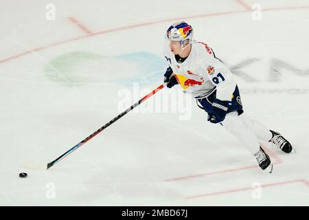 Mannheim, Germania. 20th Jan, 2023. Hockey su ghiaccio: DEL, Adler Mannheim - EHC Red Bull München, Hauptrunde, Matchday 44, SAP Arena. Filip Varejcka di Monaco suona il disco. Credit: Uwe Anspach/dpa/Alamy Live News Foto Stock