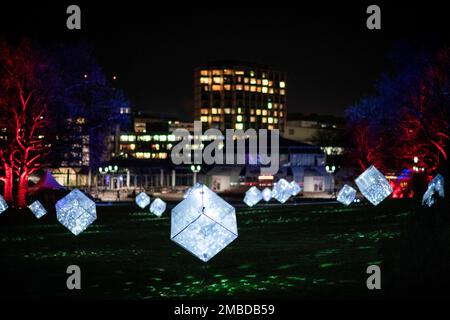 Essen, Germania. 20th Jan, 2023. Cubi con palle da discoteca in piedi su un prato nel Grugapark. Il Grugapark di Essen sarà immerso in una luce fantasiosa nelle prossime settimane. Dal 21 gennaio 2023, fino al 26 febbraio 2023, le luci del Parco avranno luogo con installazioni dell'artista di luce Flammersfeld. Con i LED e l'uso dei fari, il Grugapark diventerà un mare di luci. Credit: Fabian Strauch/dpa/Alamy Live News Foto Stock