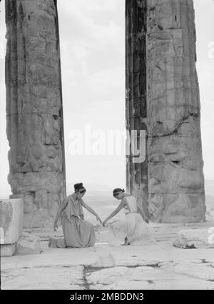 Gruppo di danza Kanellos in siti antichi in Grecia, 1929. Foto Stock