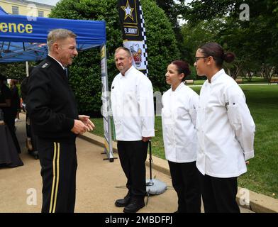 Capo del personale degli Stati Uniti Il generale dell'esercito James C. McConville parla con i soldati che hanno partecipato a un evento alimentare e sanitario al Pentagono di Arlington, Virginia, 14 giugno 2022. L'evento faceva parte delle celebrazioni per il 247th° compleanno dell'Esercito. Foto Stock