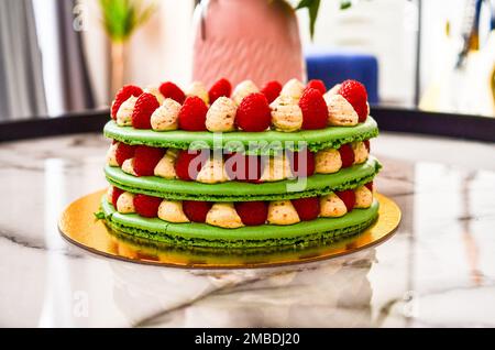 torta di compleanno di pistacchio, crema di lamponi e vaniglia, rose gialle e  rosa Foto stock - Alamy