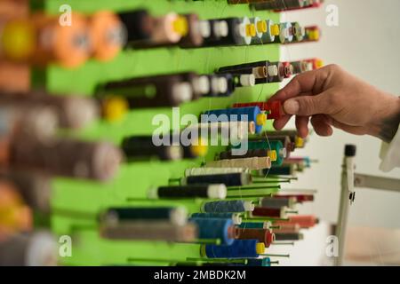 Fili scelti su misura con esperienza per il lavoro di cucito Foto Stock