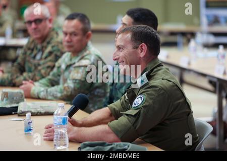 Il col. Gilad Amit, Military Attaché, Israele, si impegna con il più breve durante gli Stati Uniti Briefing sulle capacità dell'Army Civil Affairs and Psychological Operations Command (Airborne) tenutosi il 14 giugno 2022 a Fort Bragg, North Carolina. Gli addetti militari della difesa che rappresentano 17 singoli paesi hanno visitato Fort Bragg, North Carolina, dal 13 al 15 luglio e hanno partecipato a briefing presso diversi dei principali comandi di installazione. Foto Stock