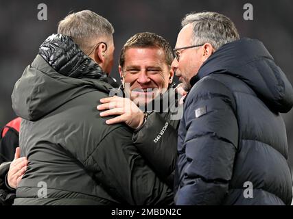 20 gennaio 2023, Sassonia, Lipsia: Calcio, Bundesliga, RB Leipzig - FC Bayern Monaco, giorno 16, Red Bull Arena. Il Managing Director di Lipsia Sport Max Eberl (centro) dà il benvenuto a Stefan Kuntz (a sinistra), allenatore della nazionale turca di calcio, e il presentatore Matthias Opdenhövel durante l'intervista pre-partita. NOTA IMPORTANTE: In conformità alle norme della DFL Deutsche Fußball Liga e del DFB Deutscher Fußball-Bund, è vietato utilizzare o utilizzare fotografie scattate nello stadio e/o della partita sotto forma di sequenze di immagini e/o serie di foto simili a video. Foto: Hendrik Schm Foto Stock