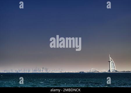 Un bellissimo scatto di mare con il Burj al Arab sotto un cielo blu Foto Stock