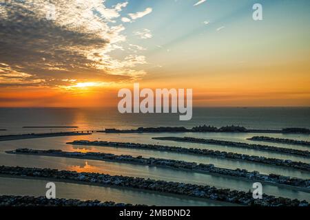Un drone shot dell'Isola di Palm Jumeirah al tramonto a Dubai, Emirati Arabi Uniti Foto Stock