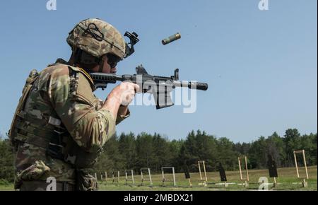 Erich Gries, un poliziotto militare con la 303rd Military Police Company, spara un M26-Modular Accessory Shotgun System qui a ft. McCoy, Wisconsin. I soldati della Brigata della polizia militare del 300th hanno trascorso due settimane a ft. McCoy, Wisconsin che partecipa al Guerriero Spartan. I soldati sono stati in grado di allenarsi sui loro compiti specifici e compiti di Guerriero dell'Esercito. Foto Stock