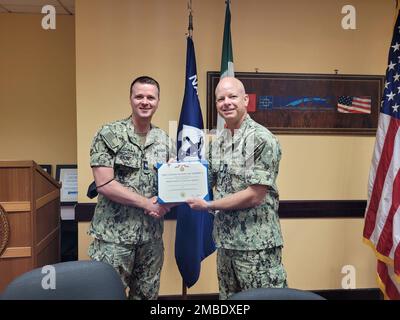 Joseph Harder III, comandante, Naval Facilities Engineering Systems Command (NAVFAC) Europe, Africa, Central (EURAFCENT) premia il CMdR. Michael R. Hightower la Meritorious Service Medal mentre è in qualità di Assistant Operations Officer dal luglio 2020 al maggio 2022. Il Comandante Hightower si è distinto attraverso la guida eccezionale di programmi coordinati multipli che stanziano oltre $$500 milioni, ha commissionato una nuova unità di azione di NAVFAC a Gibuti ed ha agito come pianificatore principale per IL QUARZO DI OTTAVA di OPERAZIONE in Somalia. Foto Stock